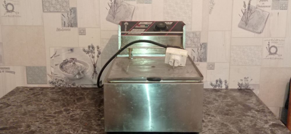 Фритюрница в хорошем состоянии