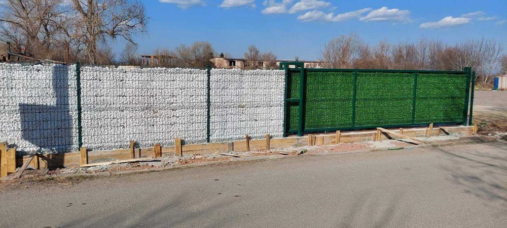 Ограда. Метални оградни пана и колове. Мрежа с декорация. ТОП оферти!