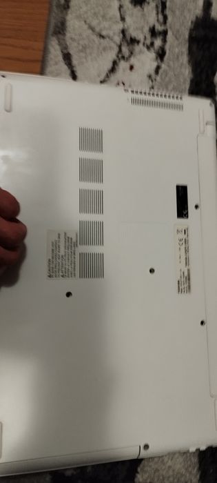 Бял лаптоп Toshiba