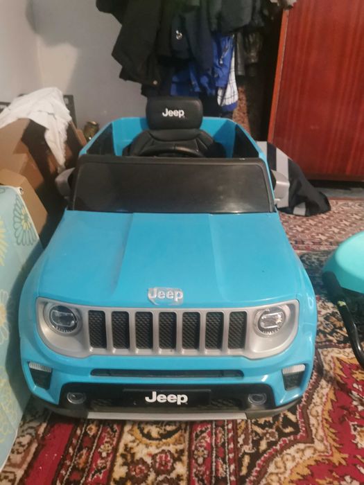 Mașinuța electrică "jeep" puțin folosită