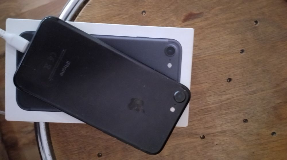 iPhone 7 . 32гига