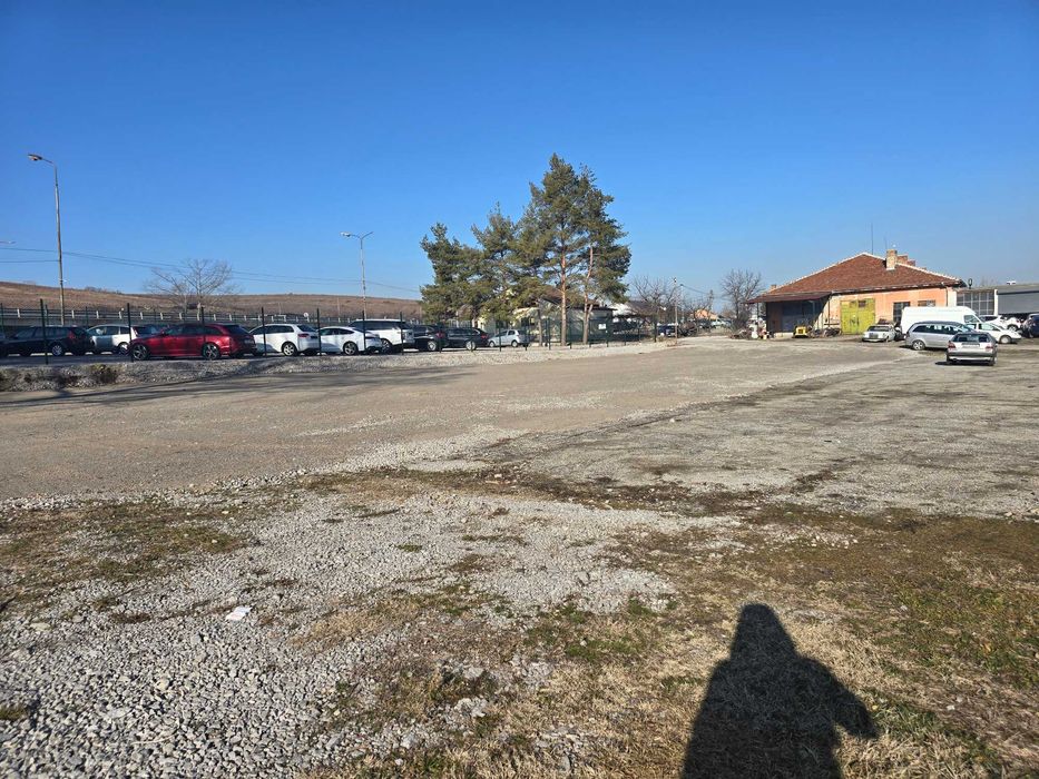 Дава се под наем Гараж / Паркомясто в Дупница - 1250 кв.м за 765 € - Снимка #1