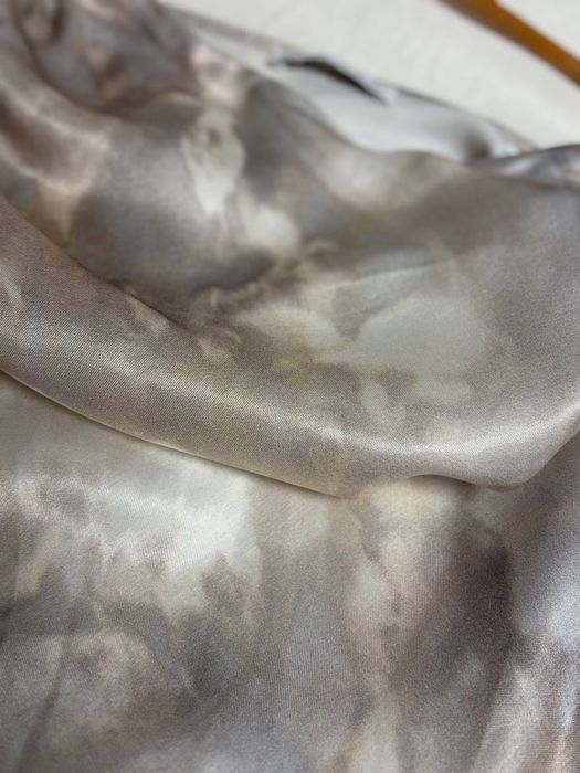 Нова сатенена рокля на Bershka