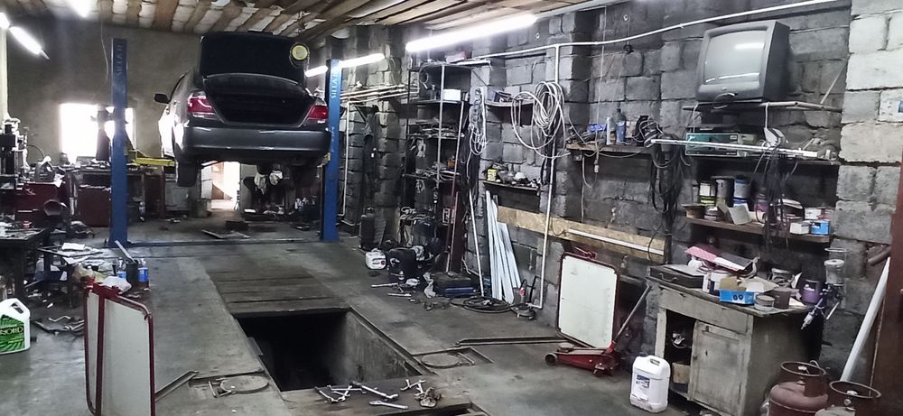 Продаётся дом с автосервисом.