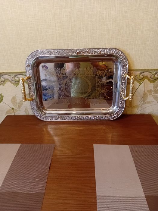 Продам подносы .