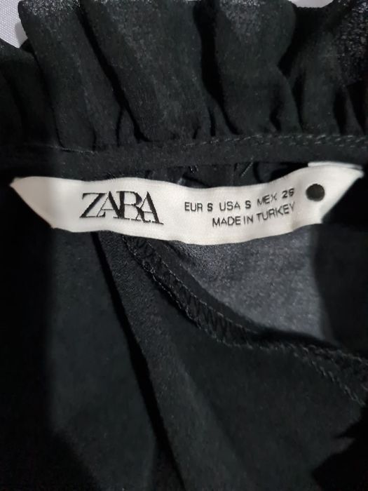 Rochie neagra Zara, cu pliuri si maneci din voal bufante, marimea S