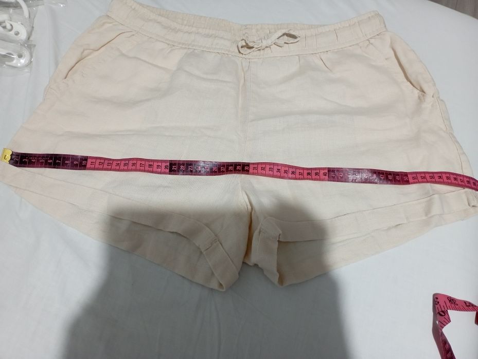 Pantaloni scurți din in bej