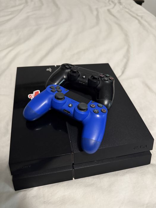PlayStation 4,  cu 2 controllere
