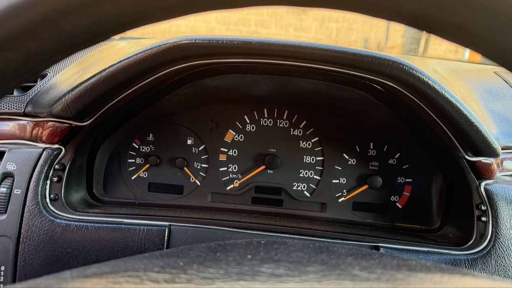 Продам автомобиль Mercedes E 220 дизель