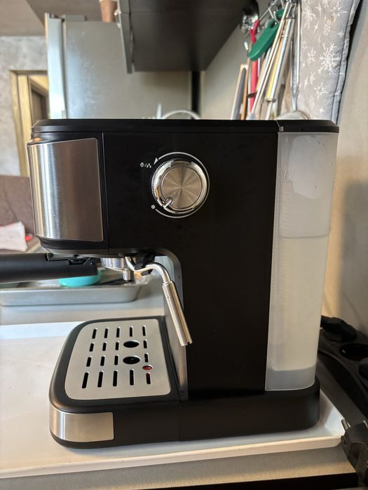 Продавам нова кафе машина gorenje, кафе машината е в гаранция, работи!