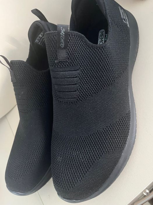 Черни дамски обувки Skechers – Wide Fit