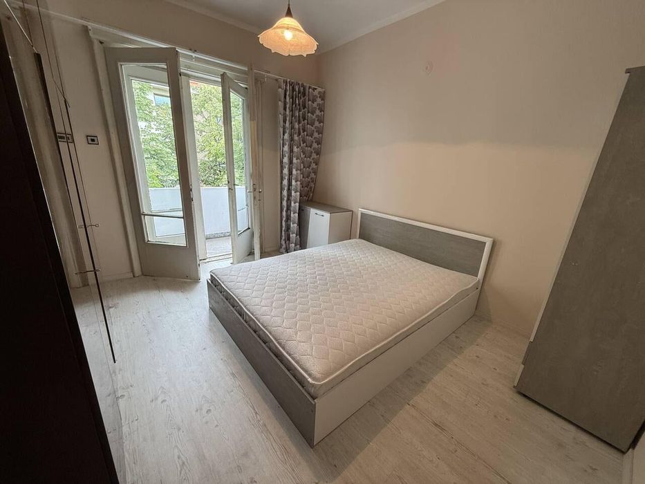 Тристаен, под наем, Център