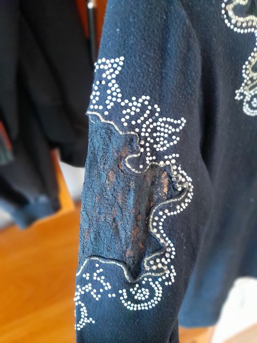 Блуза с дълъг ръкав и ефектен дизайн