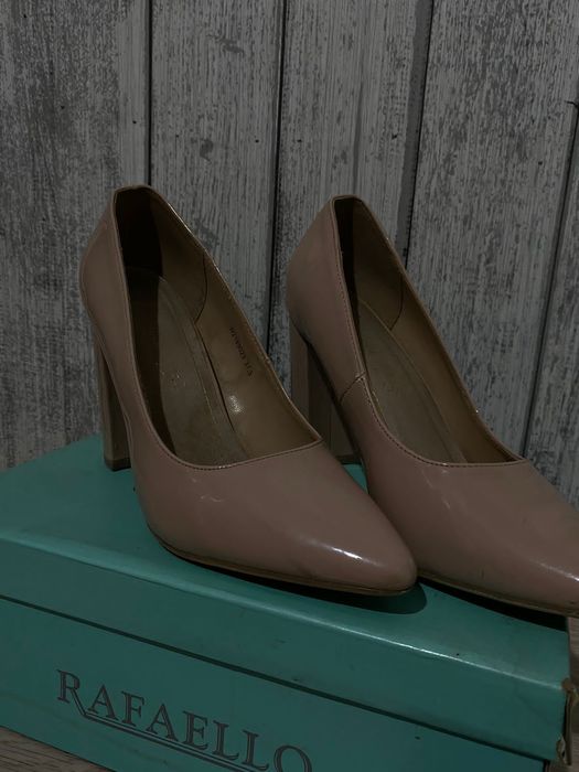 Продам туфли,бежевый и чёрный