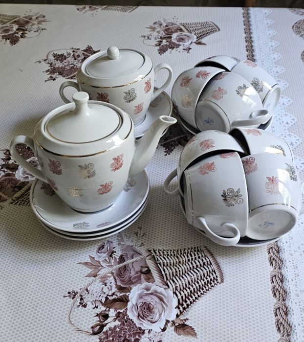 Подставка для фруктов.Конфетницы по 2 шт..Блюдо с 4мя отделениями..Нов