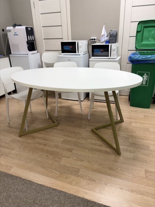 стол для дома или в любое помещение