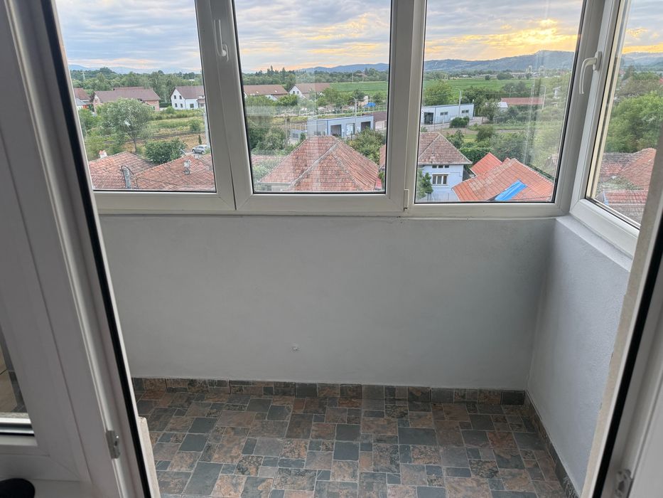 Apartament 2 camere, semidecomandat, poziție excelentă (la șosea)
