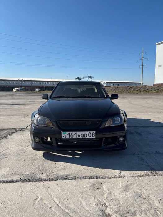 Автомобиль Lexus IS 200