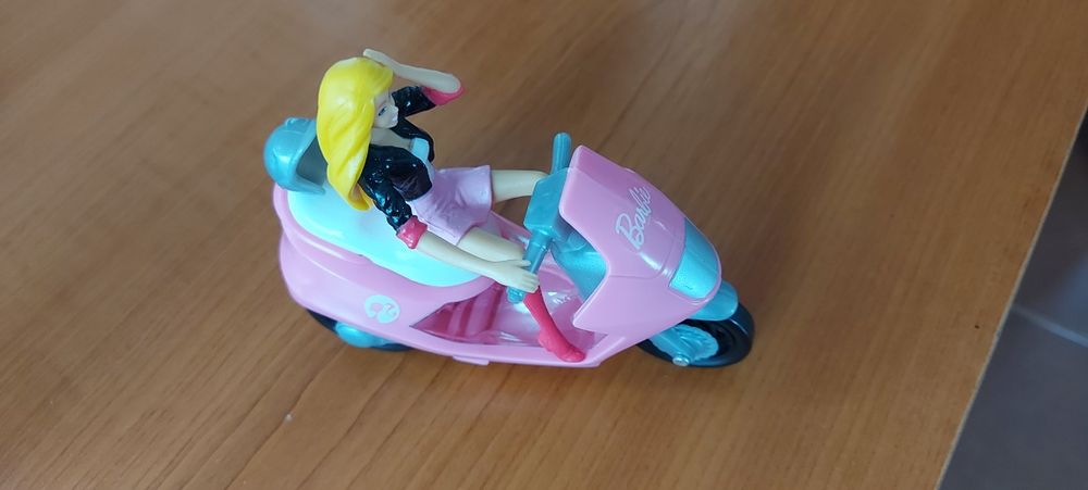 Păpușă Barbie pe motocicleta