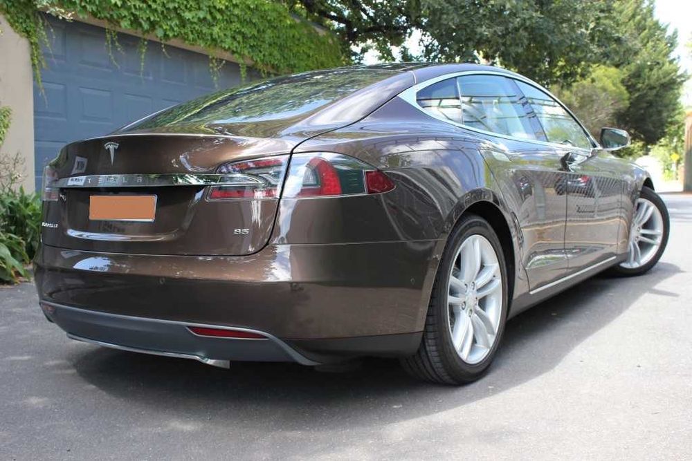 Автомобил под наем Tesla S