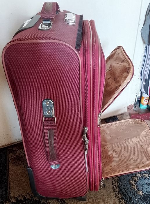 Чемодан на колесах продаю