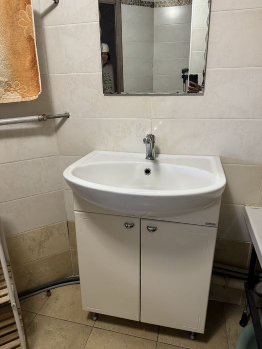 Тумба с раковиной без сколов и трещин