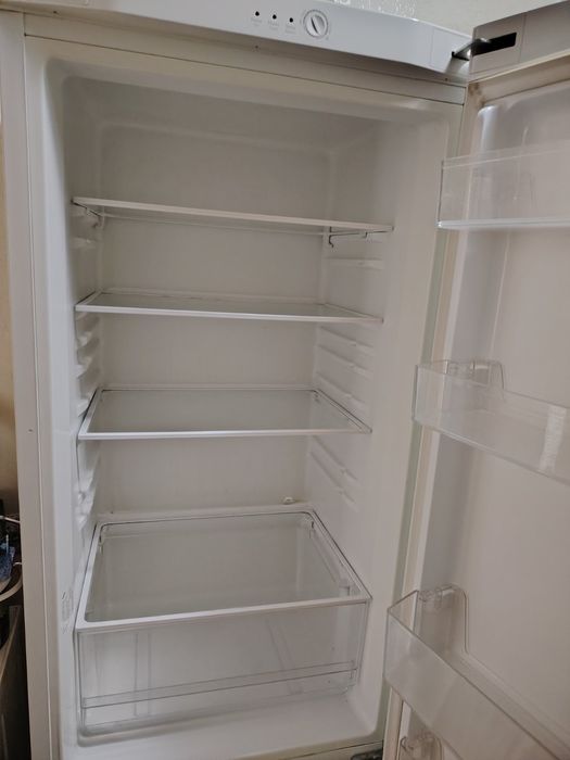 Продавам хладилник Samsung