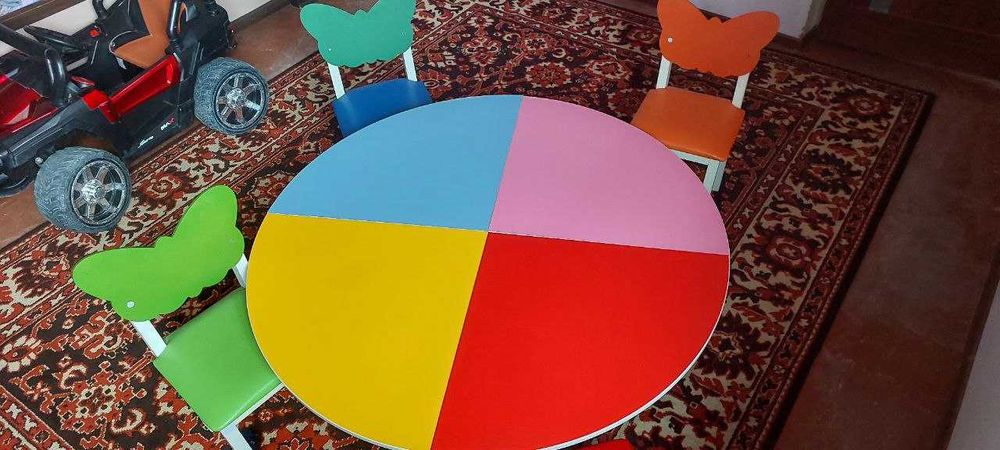 Bollalar uchun kravat va stol va stul