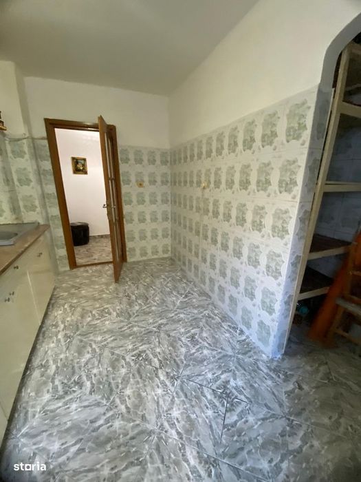 2 DECOMANDATE la etajul 2, centrala, bucatarie mare, boxa, Bicaz