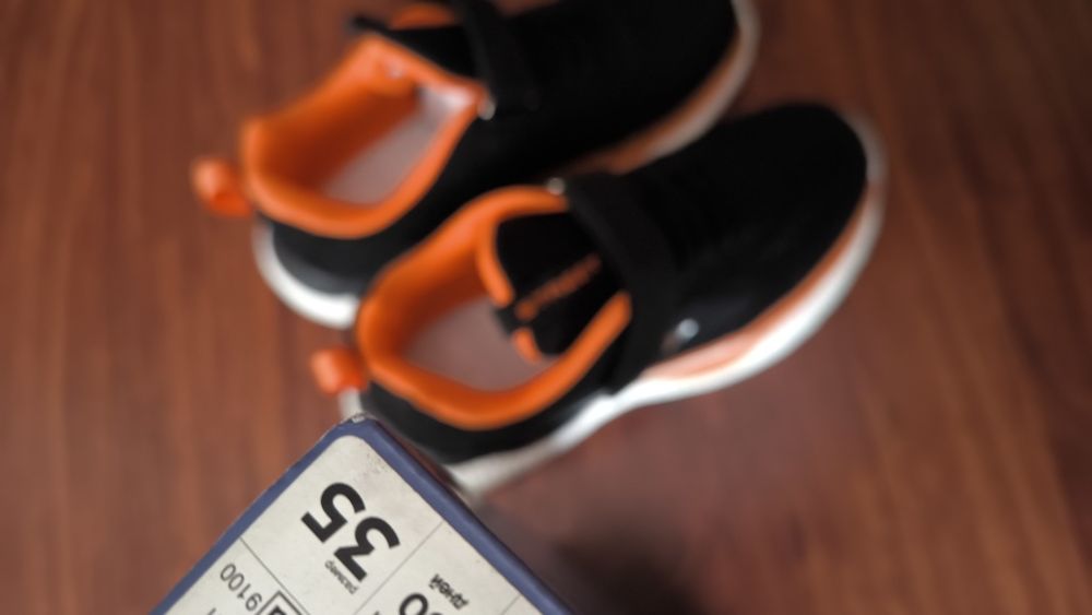 Кроссовки для мальчика , размер 35 .