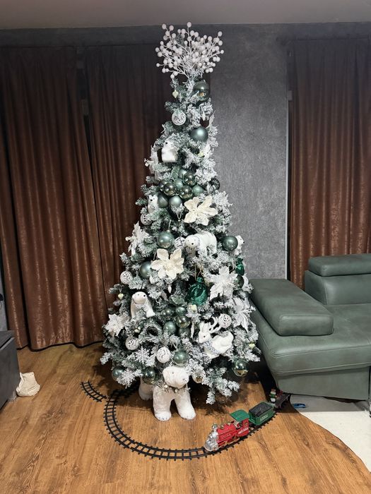 Коледна елха с украса и лампички