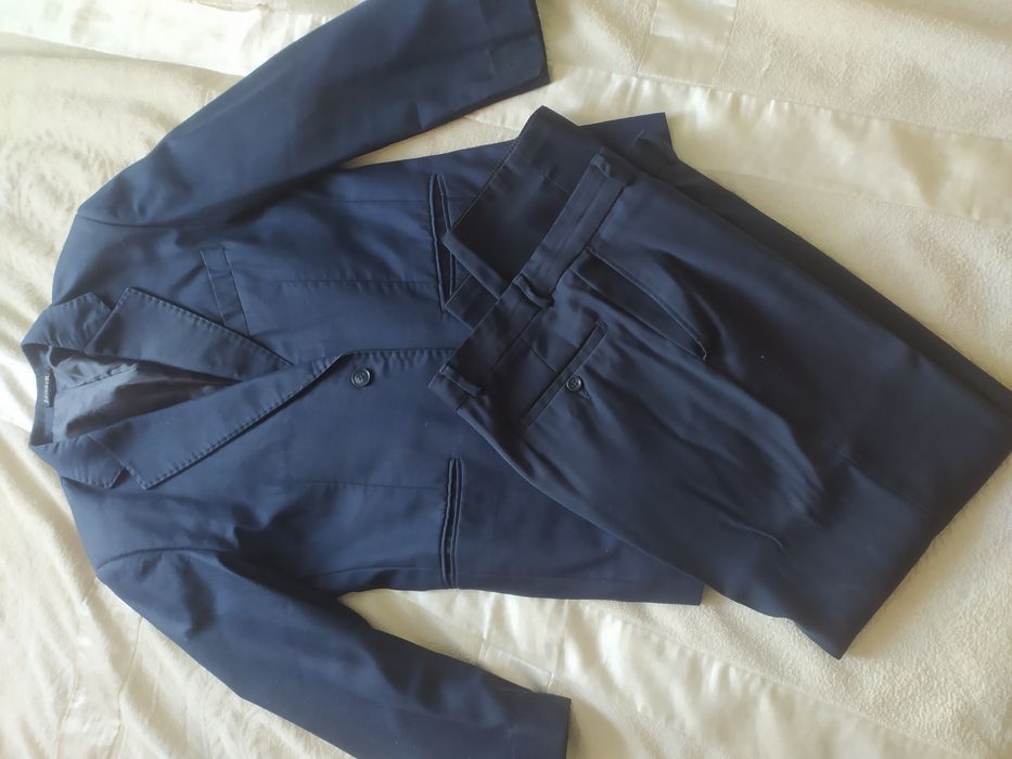 Продам школьные костюмы