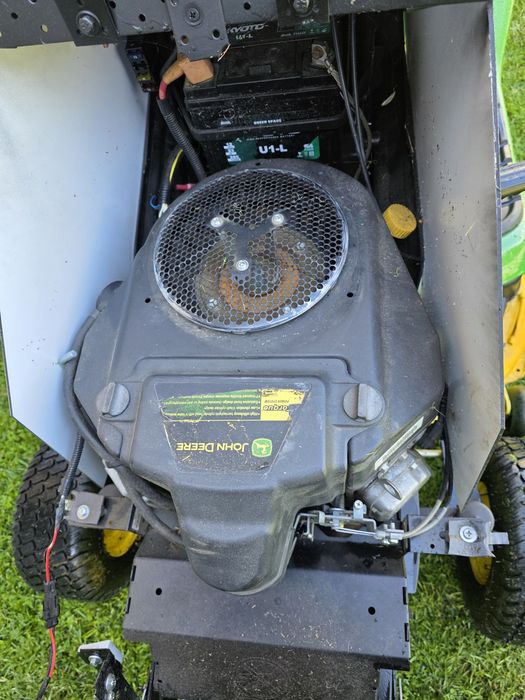 Продавам тракторна косачка John Deere X300R с кош за тревата