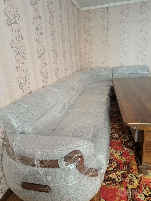 Угалок, 3та пуфики, 1та стол