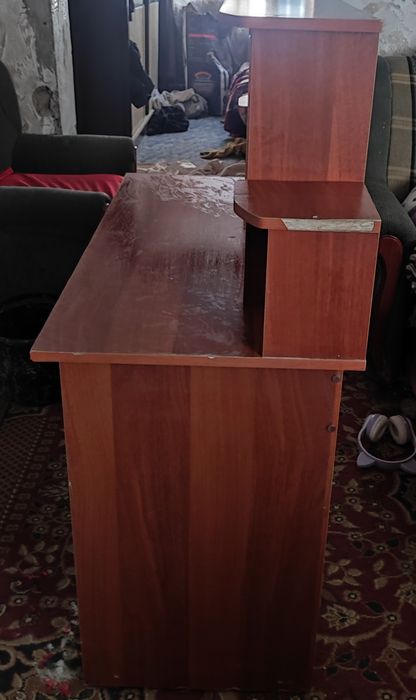 Компьютерный стол в среднем состоянии