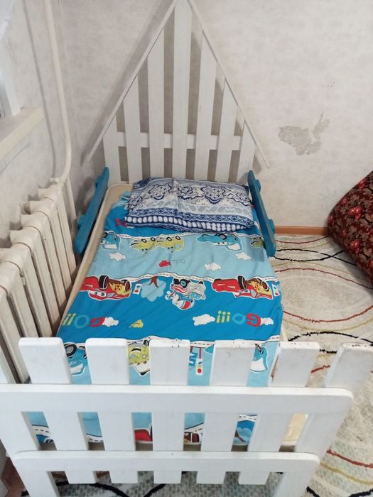 Детские кроватки для мальчика и девочки.
