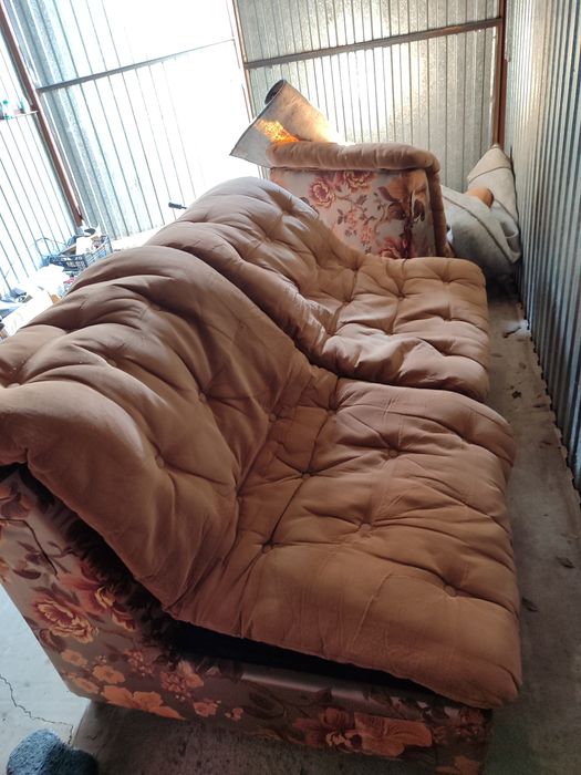 Продам диван угловой срочно