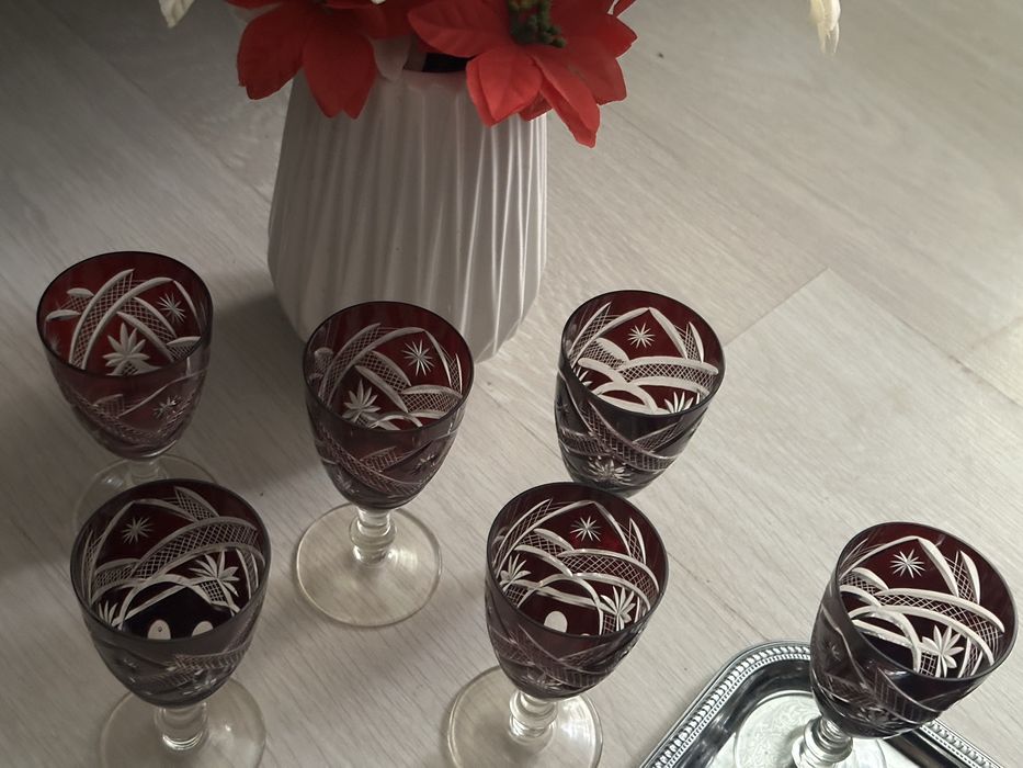 Pahare din cristal rosu