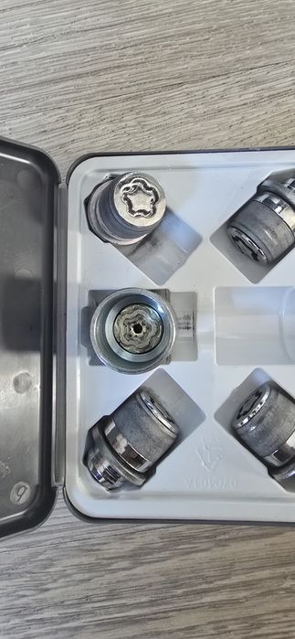 Set șuruburi antifurt originale Toyota / Lexus – Wheel Locks OEM, cu c