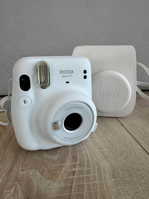 Фотоапарат за моментни снимки Instax Mini 11  + подарък калъф