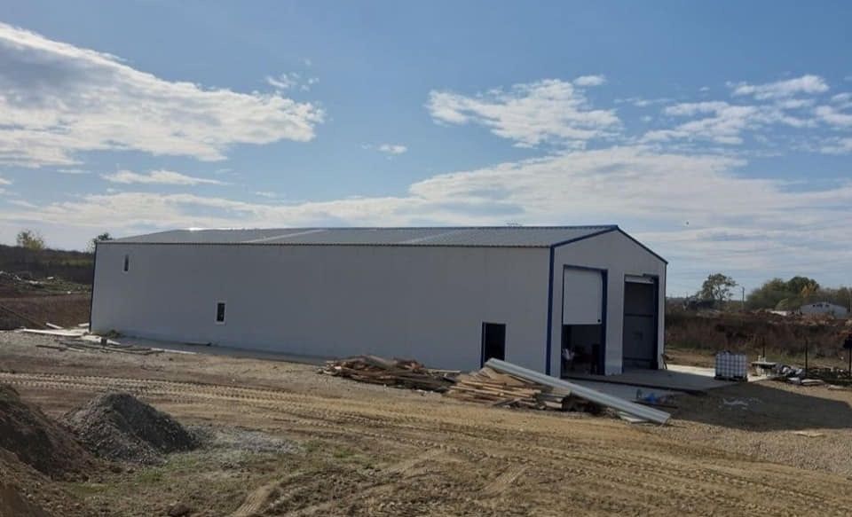 Vand hala metalica 8m x 15m complecta cu panou sandwich