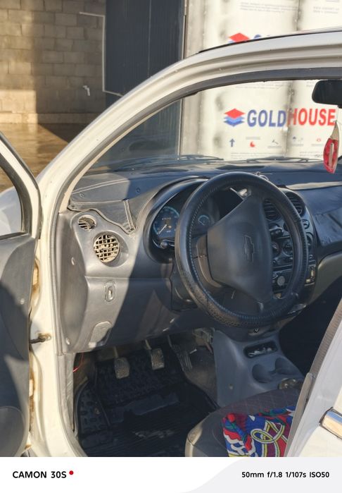 Matiz oq rang kafoli bilan