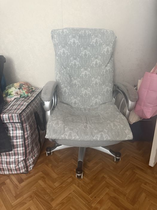 Кресло, рабочий стол