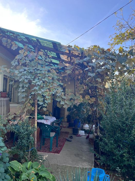 Casa si teren de vanzare Albota. Casa are 93 mp si curtea 1428mp. Gradina are 1452mp.