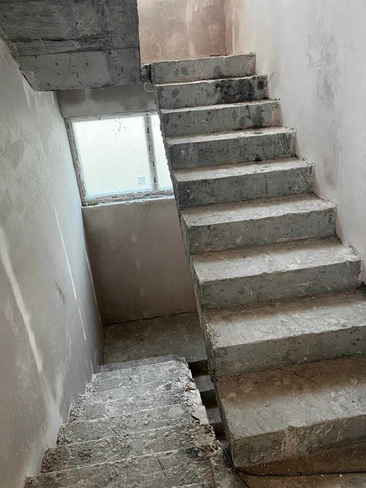 Новопостроена триетажна къща в Бяла