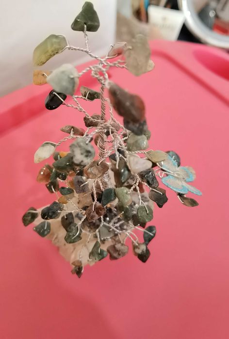 Дръвче от камъчета ахати и постамент кристал