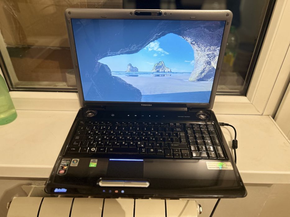 Ноутбук Toshiba.