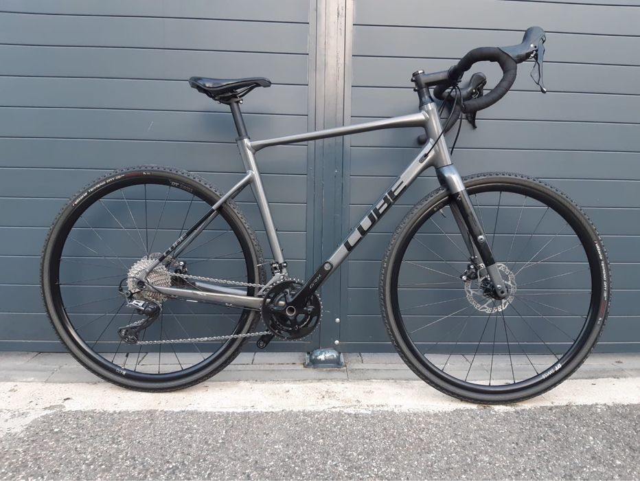 Bicicleta Gravel Cube