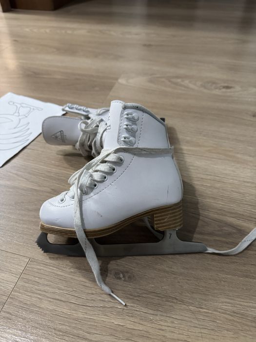 Коньки для девочки 3-4 года