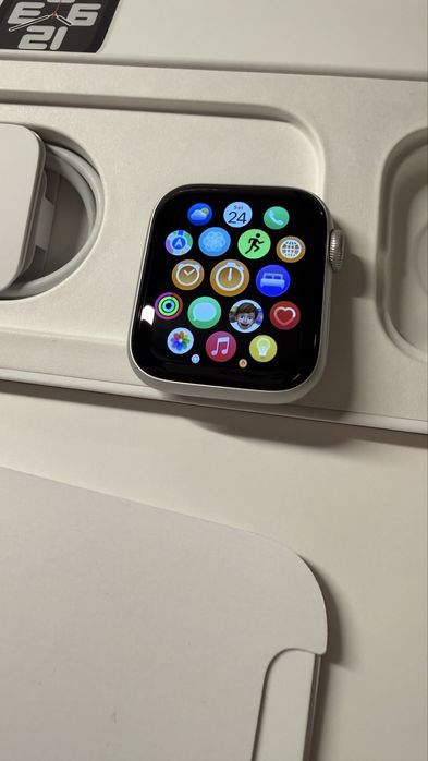 Смарт часовник Apple Watch SE (2nd Gen) 40mm - бял